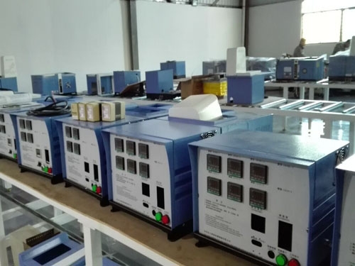 立樂熱熔膠機裝配車間